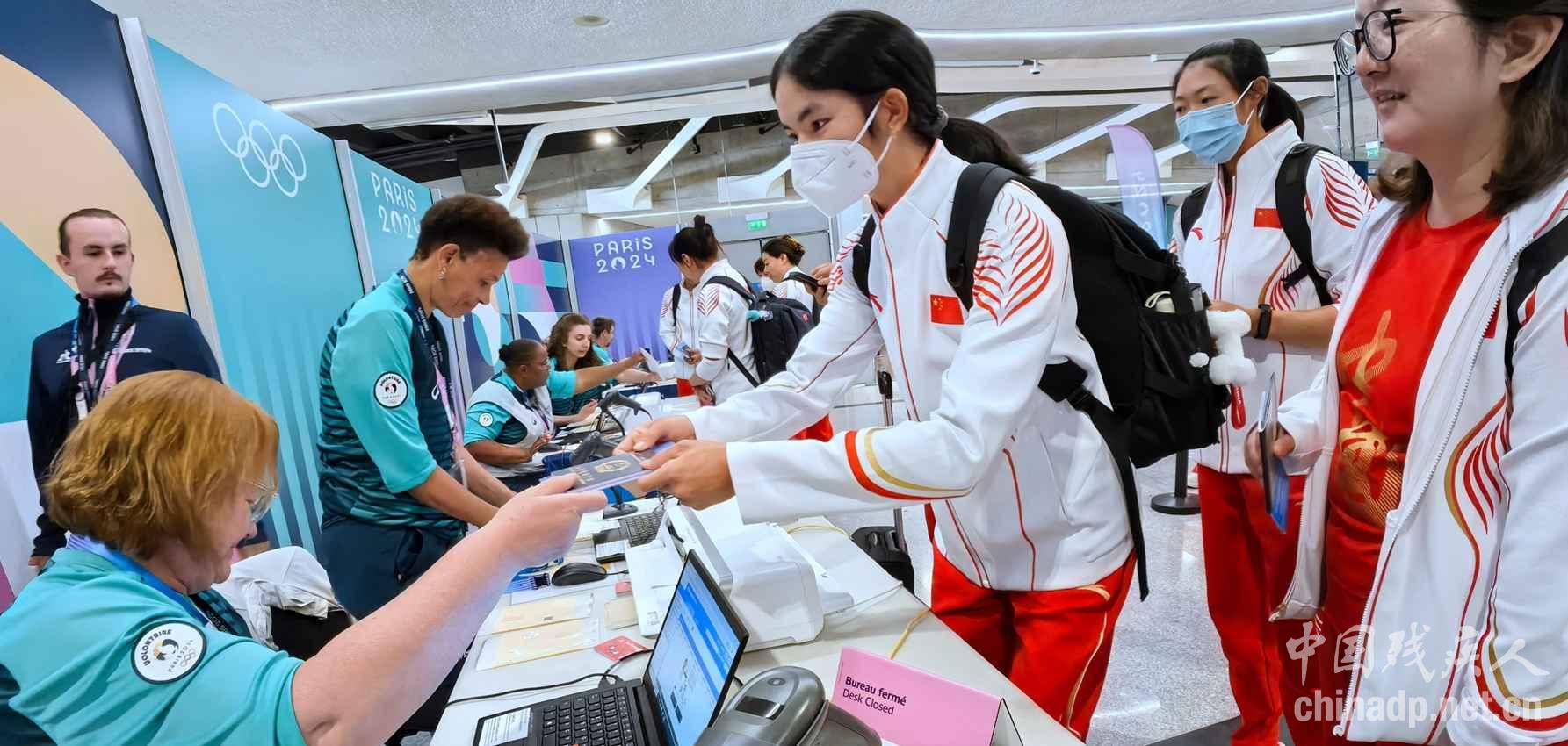 巴黎残奥会中国体育代表团顺利抵达法国戴高乐机场