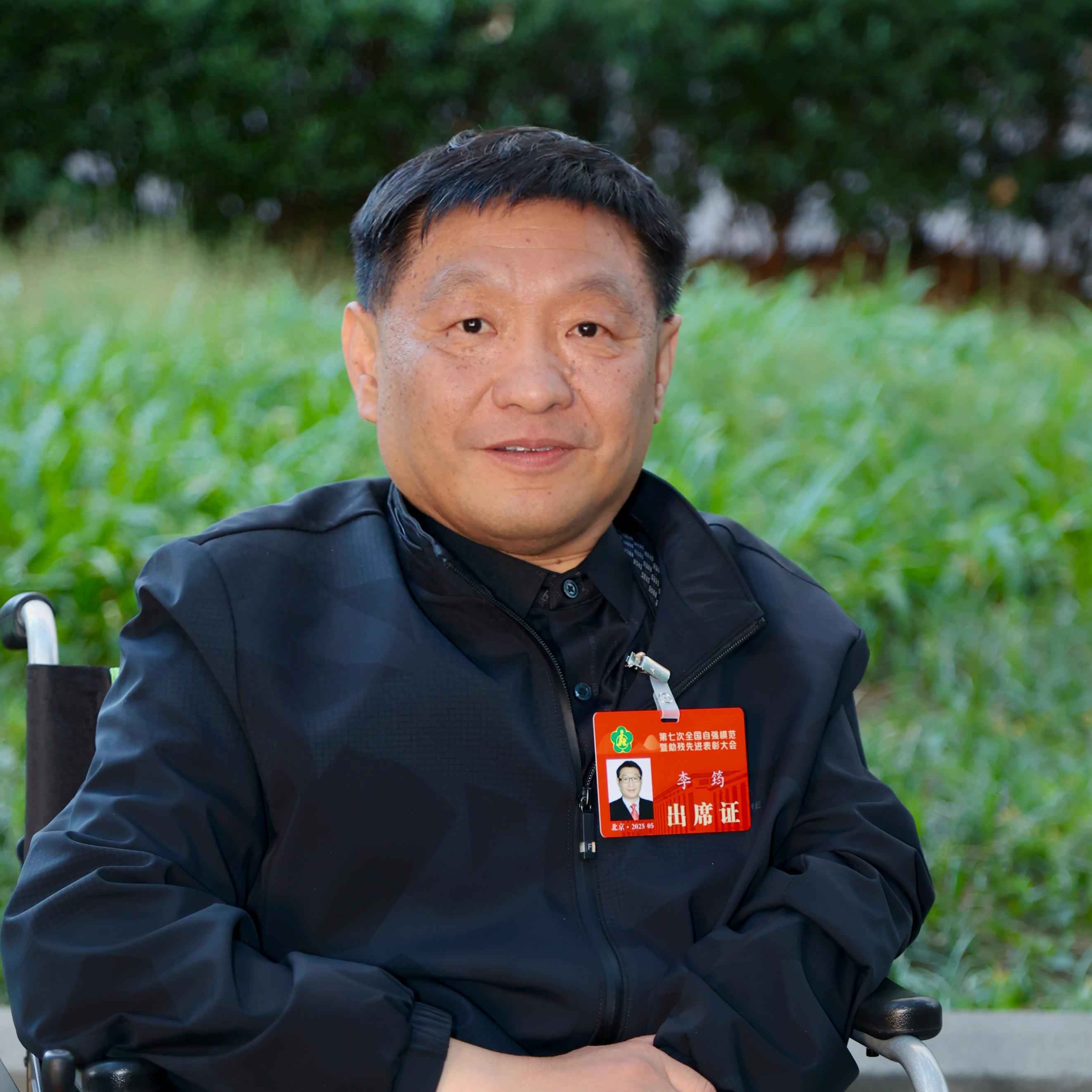 李筠  |  600场红色音乐党课、40万字讲义，这位轮椅上的“声音匠人”如何重写命运？