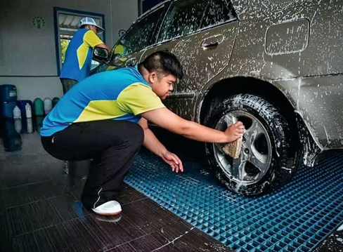 深圳市喜憨儿成长关爱中心的孩子学习洗车.JPG