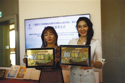发布会上，工作人员展示“北京冬奥会及冬残奥会会徽邮票纯金、银仿印”。新京报记者 郭超 摄