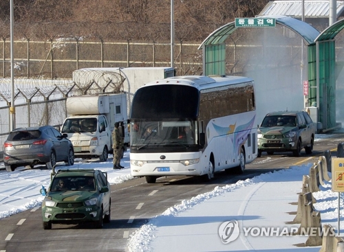 资料图片：1月25日，朝鲜冬奥先遣队一行乘坐的车辆由陆路南下抵韩。（韩联社/联合摄影采访团） 