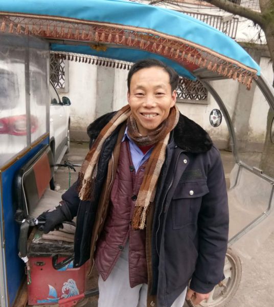 脱贫后的龙永祥露出了幸福的笑容(喻丽方 供图)