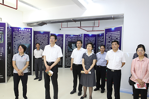 图为与会领导参观中国残疾人福利基金会孤独症儿童(南方)康复基地